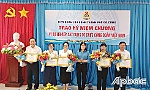 TP. Gò Công: Trao Kỷ niệm chương của Tổng Liên đoàn Lao động Việt Nam cho 14 đồng chí lãnh đạo, cán bộ Công đoàn