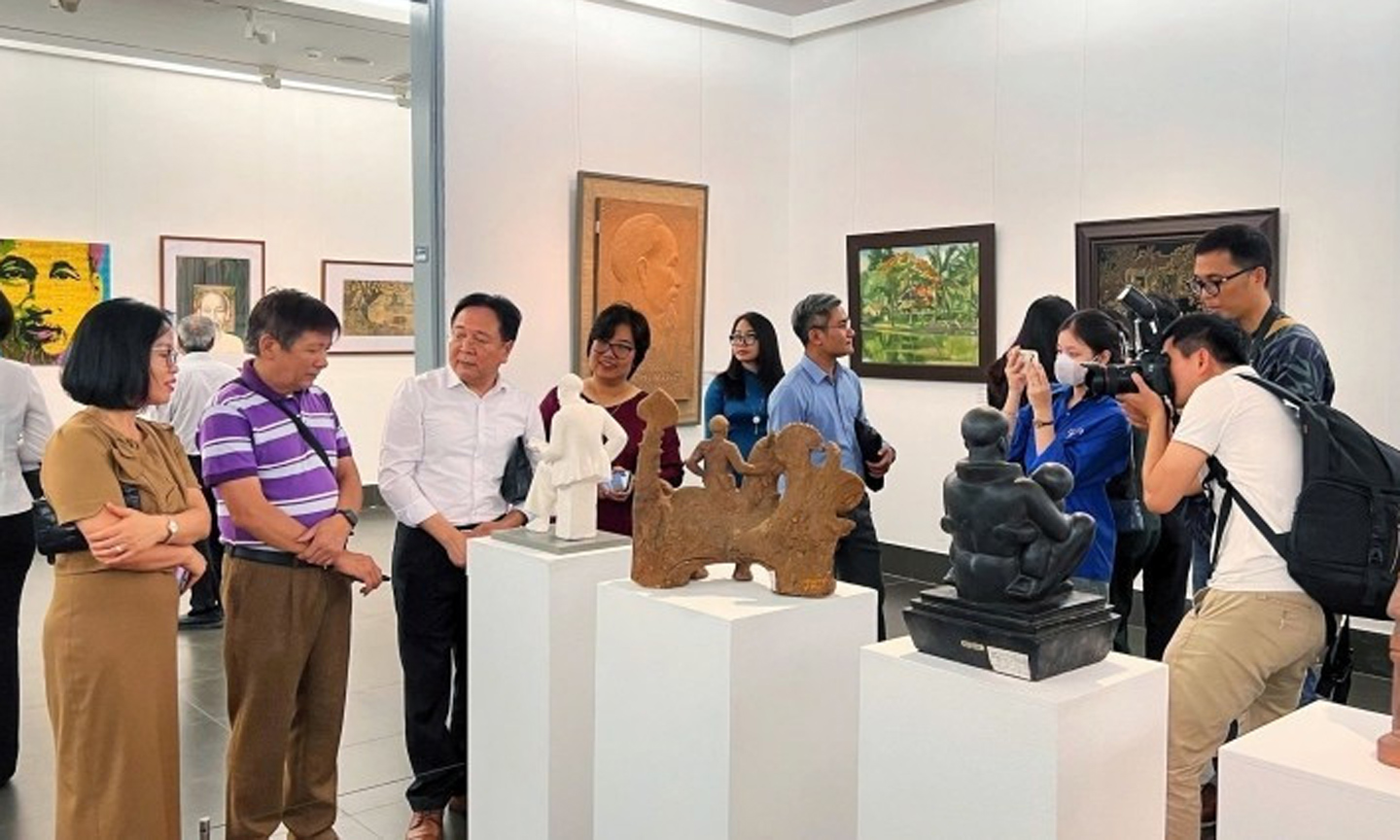 Exhibition spreads the image of Uncle Ho in fine arts