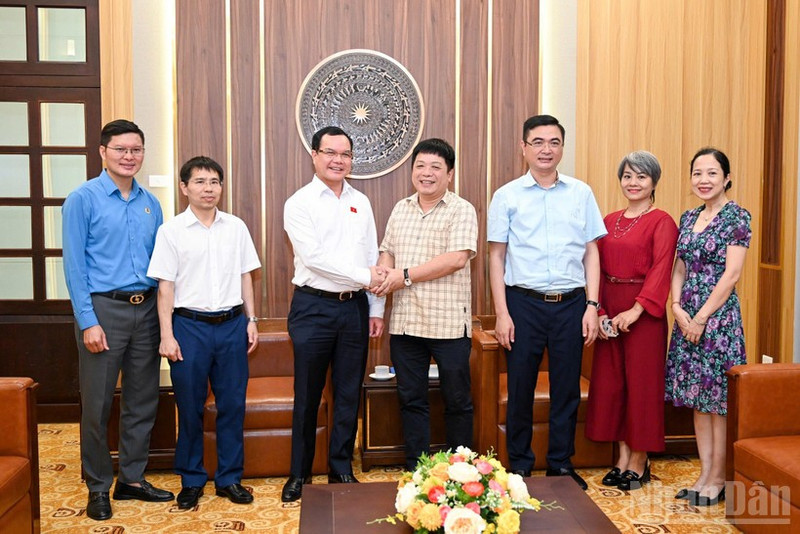 Viet Nam General Confederation of Labour and Nhan Dan Newspaper strengthen cooperation
