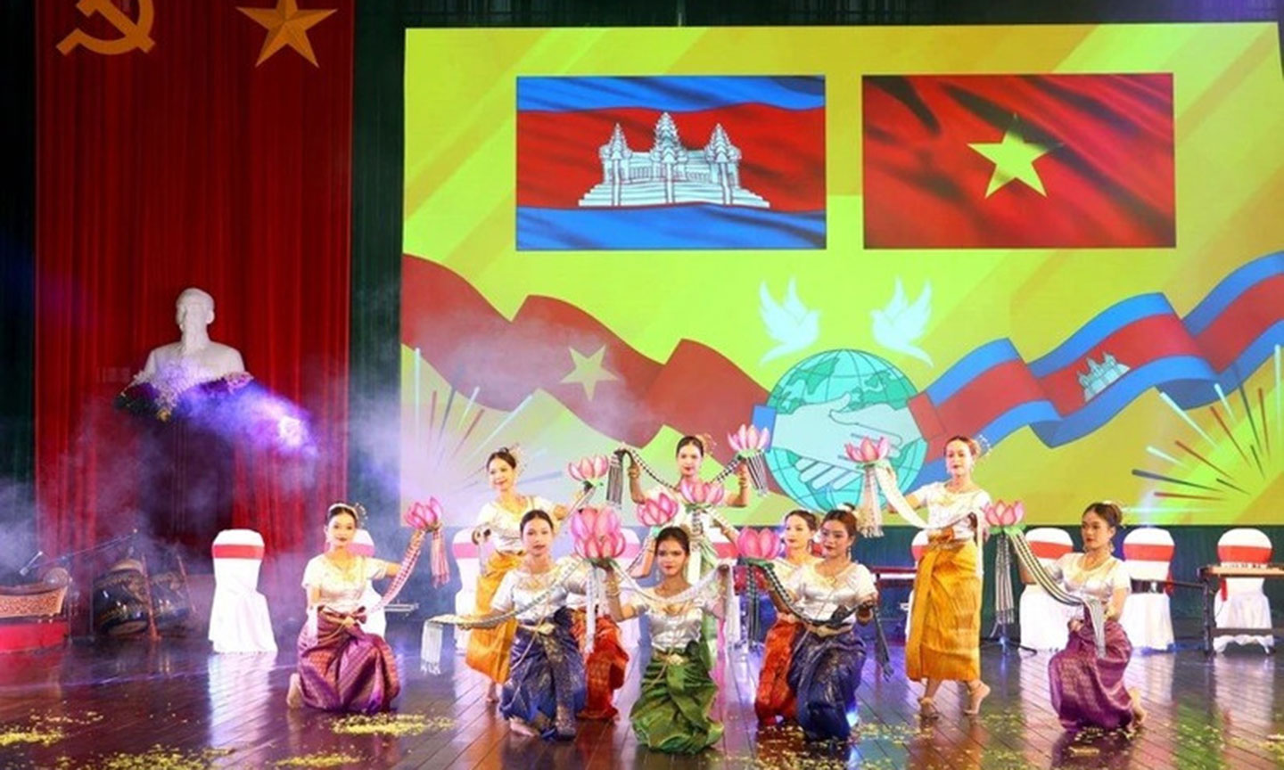 Viet Nam–Cambodia art exchange promotes cultural ties