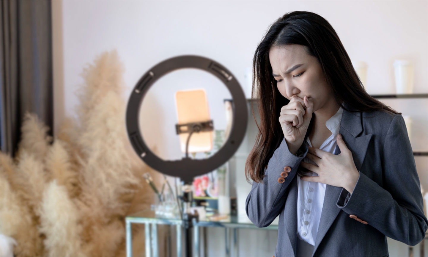 Hay ho đau họng vì giao tiếp nhiều - Giải pháp chăm sóc hiệu quả