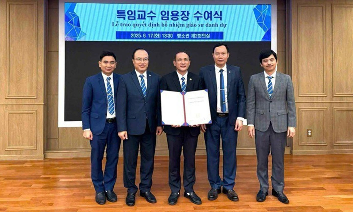 Vietnamese university's rector appointed honorary professor in RoK