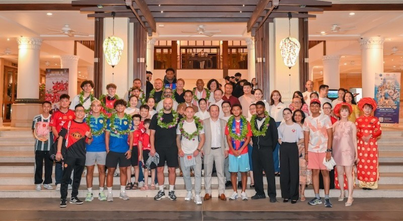 Hai huyền thoại bóng đá Wes Brown và Teddy Sheringham đến Đà Nẵng
