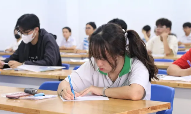 Thí sinh dự thi đánh giá năng lực đợt 2 sáng ngày 1-6 do Đại học Quốc gia TPHCM tổ chức.