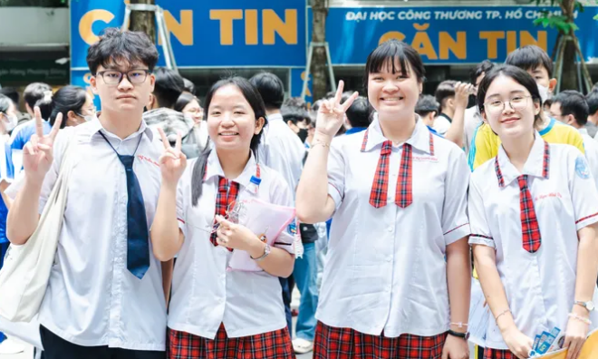 Thí sinh thoải mái sau khi kết thúc buổi thi kỳ thi đánh giá năng lực đợt 2 tại điểm thi Trường ĐH Công thương TPHCM.