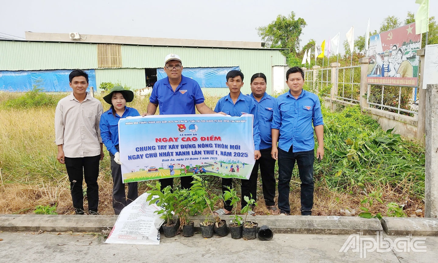 Đoàn Thanh niên xã Bình Ân tổ chức ra quân thực hiện ngày cao điểm  “Tình nguyện chung tay xây dựng nông thôn mới”.