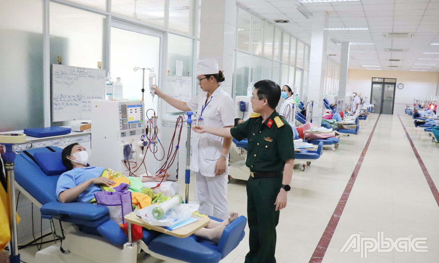 Các y, bác sĩ Khoa Thận lọc máu - Bệnh viện Quân y 120 đang chăm sóc, điều trị cho bệnh nhân.