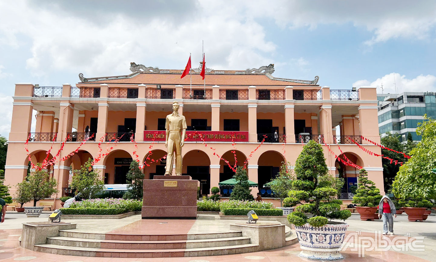 Tượng Nguyễn Tất Thành tại Nhà tưởng niệm Bến Nhà Rồng (nay là Bảo tàng Hồ Chí Minh) - nơi Bác Hồ ra đi tìm đường cứu nước. 