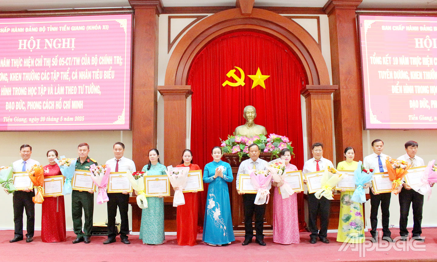 Phó Bí thư Thường trực Tỉnh ủy Nguyễn Hải Trâm trao Bằng khen của Ban Thường vụ Tỉnh ủy cho các tập thể điển hình trong học tập và làm theo tư tưởng, đạo đức, phong cách Hồ Chí Minh giai đoạn 2016 - 2025.                 Ảnh: PHƯƠNG MINH