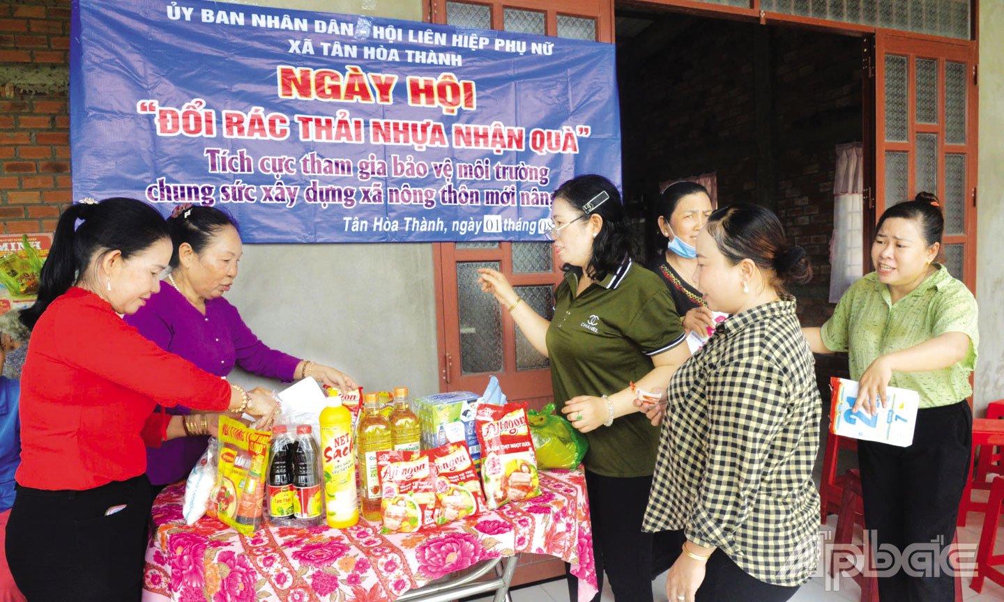 Mô hình “Đổi rác thải nhựa nhận quà” của Hội LHPN xã Tân Hòa Thành, huyện Tân Phước.
