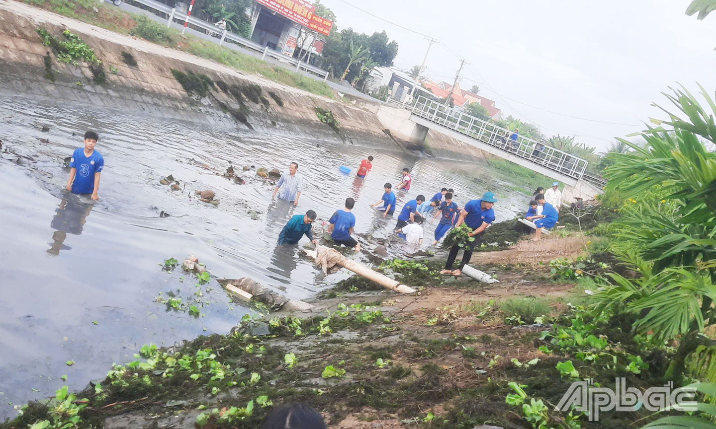 ĐVTN thị trấn Bình Phú tham gia dọn dẹp vệ sinh môi trường, phát quang bờ kinh, khơi thông dòng chảy. 