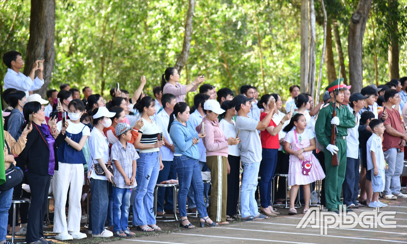 Đông đảo người thân của chiến sĩ đến dự Lễ tuyên thệ.