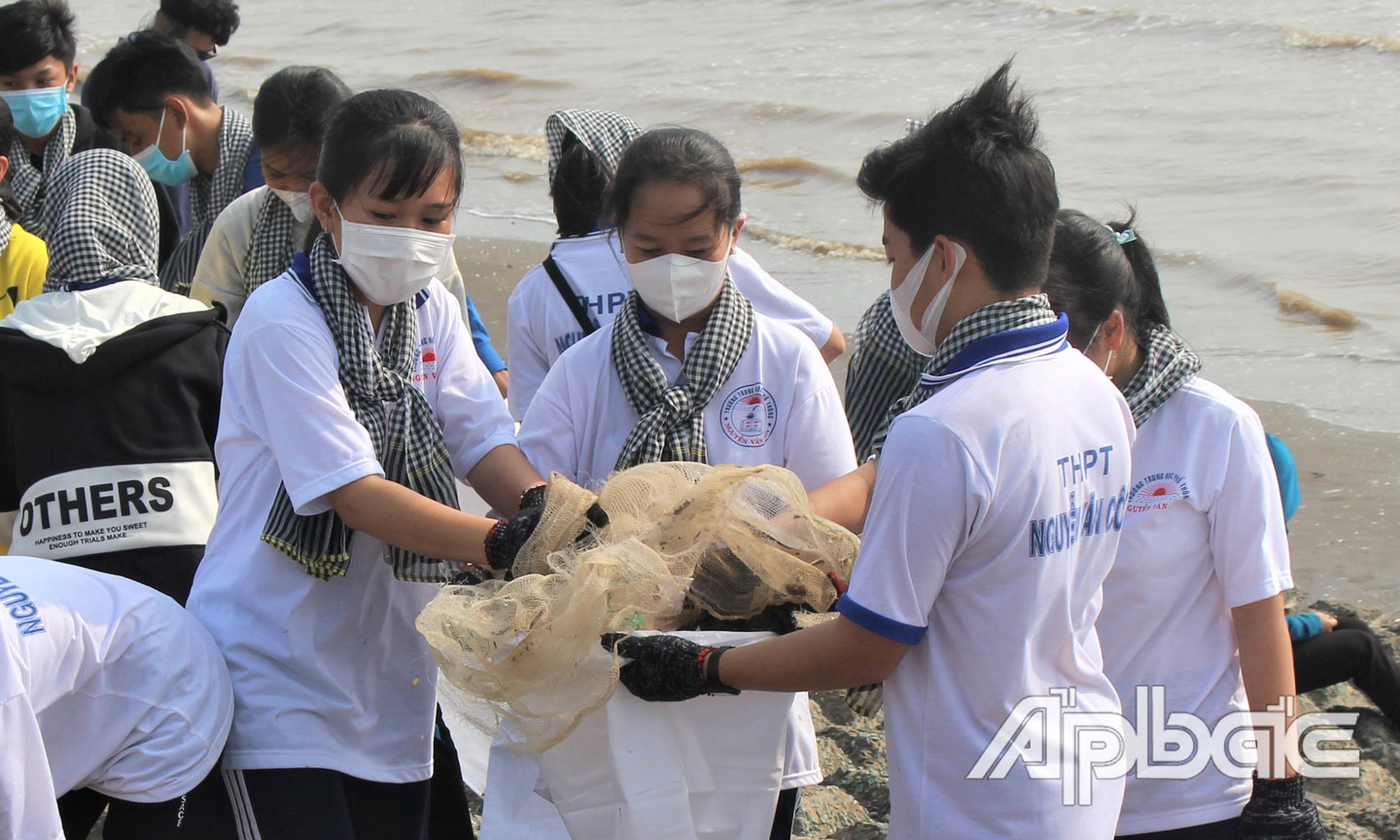 Đoàn viên, thanh niên tham gia thực hiện Chiến dịch “Hãy làm sạch biển