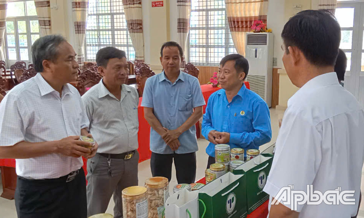 Hội đồng đánh giá, phân hạng sản phẩm OCOP huyện Chợ Gạo.