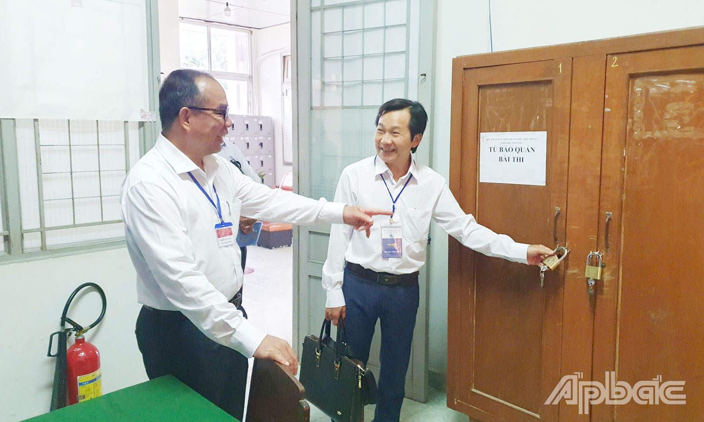 Đoàn kiểm tra Trường THPT Lưu Tấn Phát.
