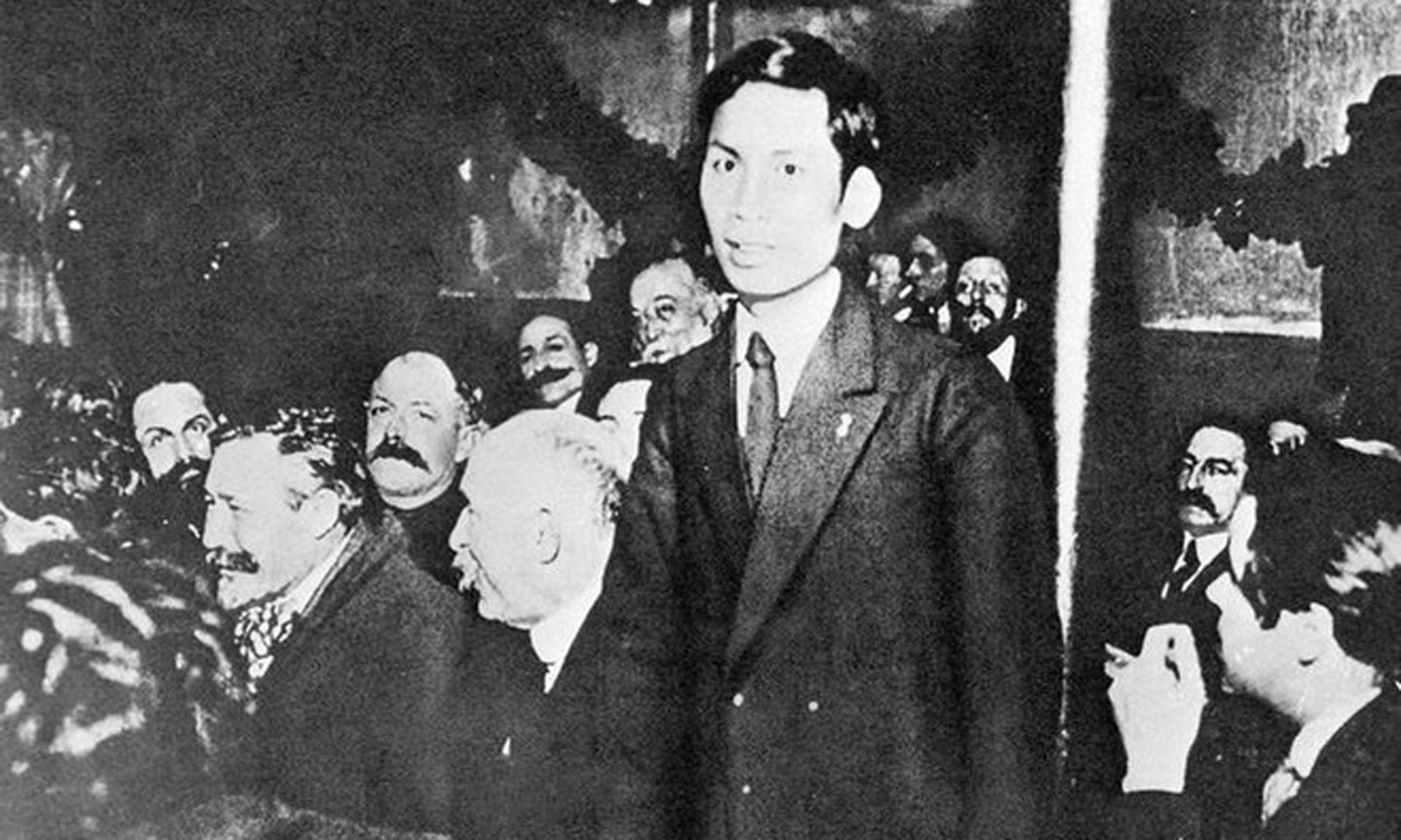Từ ngày 25 đến 30-12-1920, chàng thanh niên yêu nước Nguyễn Ái Quốc (tên của Chủ tịch Hồ Chí Minh trong thời gian hoạt động cách mạng ở Pháp) tham dự Đại hội lần thứ 18 Đảng Xã hội Pháp ở thành phố Tours với tư cách đại biểu Đông Dương. Nguyễn Ái Quốc ủng hộ Luận cương của Lê nin về vấn đề dân tộc và thuộc địa; tán thành việc thành lập Đảng Cộng sản Pháp và trở thành một trong những người sáng lập Đảng Cộng sản Pháp và cũng là người Cộng sản đầu tiên của dân tộc Việt Nam.