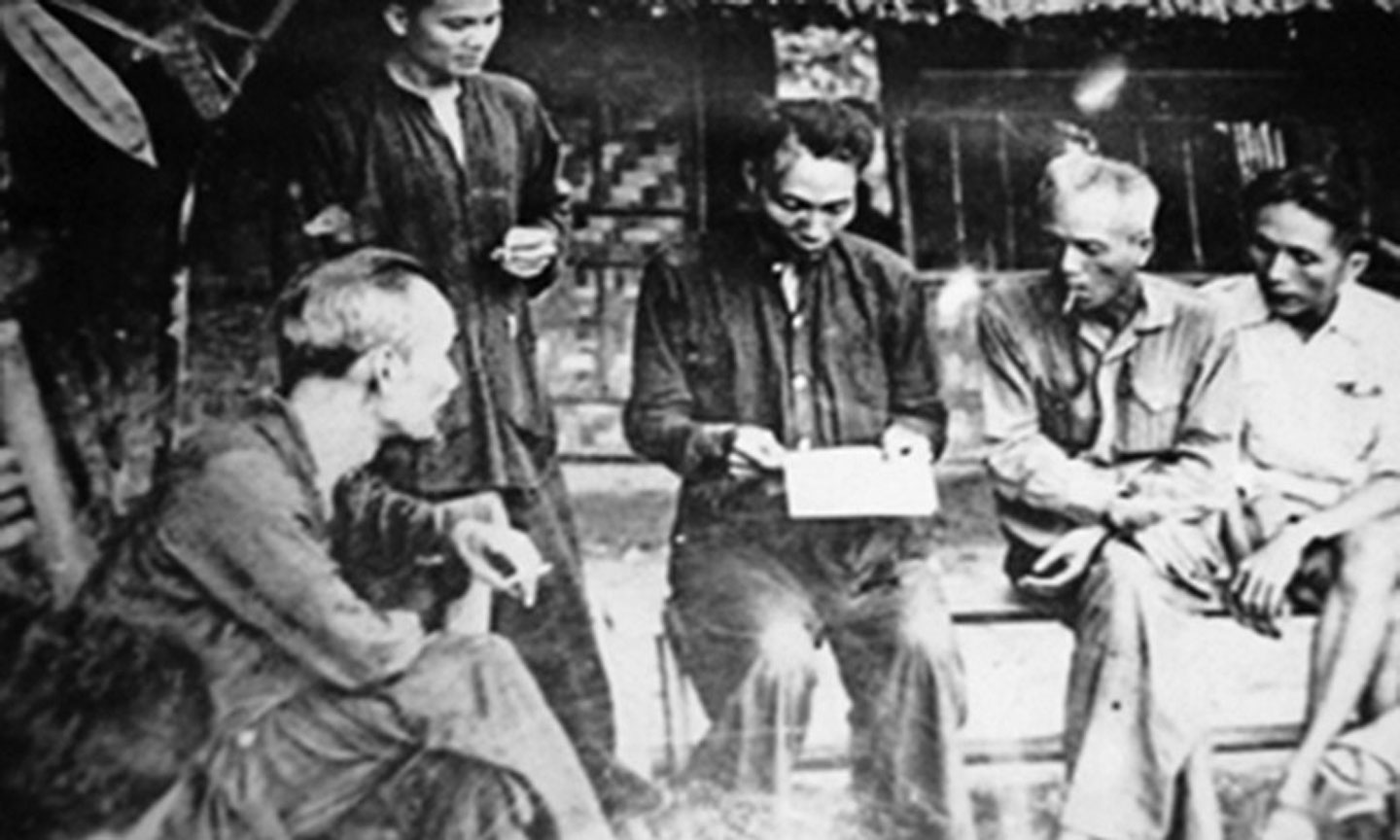 Thầu Chín là bí danh của Nguyễn Ái Quốc hoạt động ở Thái Lan trong thời gian 1928 - 1929. Được Việt kiều và nhân dân yêu nước Thái che chở trước sự truy lùng của mật thám Pháp, Thầu Chín ở Nakhon Phanom cho đến tháng 11-1929 thì sang Trung Quốc, sau đó về Việt Nam chỉ đạo cách mạng. Ngoài bí danh Thầu Chín, một vài bí danh khác của Nguyễn Ái Quốc - Hồ Chí Minh cũng được Việt kiều tại Thái Lan nhắc đến với lòng kính trọng. Ảnh: Tư liệu TTXVN