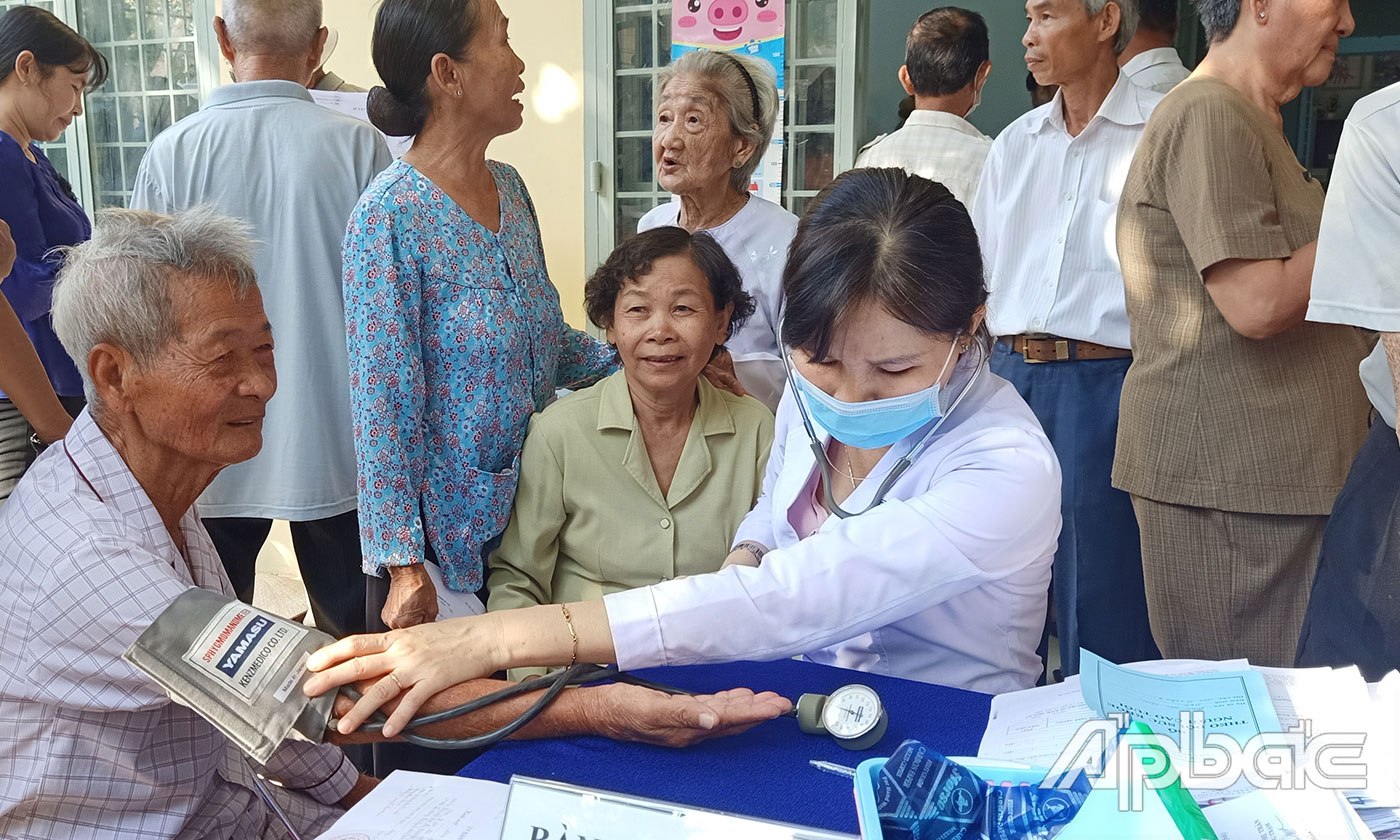 Chăm sóc sức khoẻ người cao tuổi.