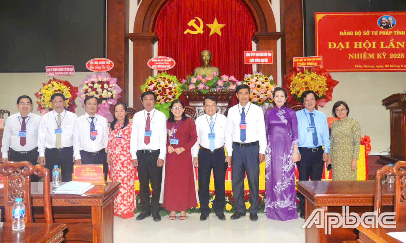 Đại biểu dự Đại hội chụp ảnh lưu niệm.