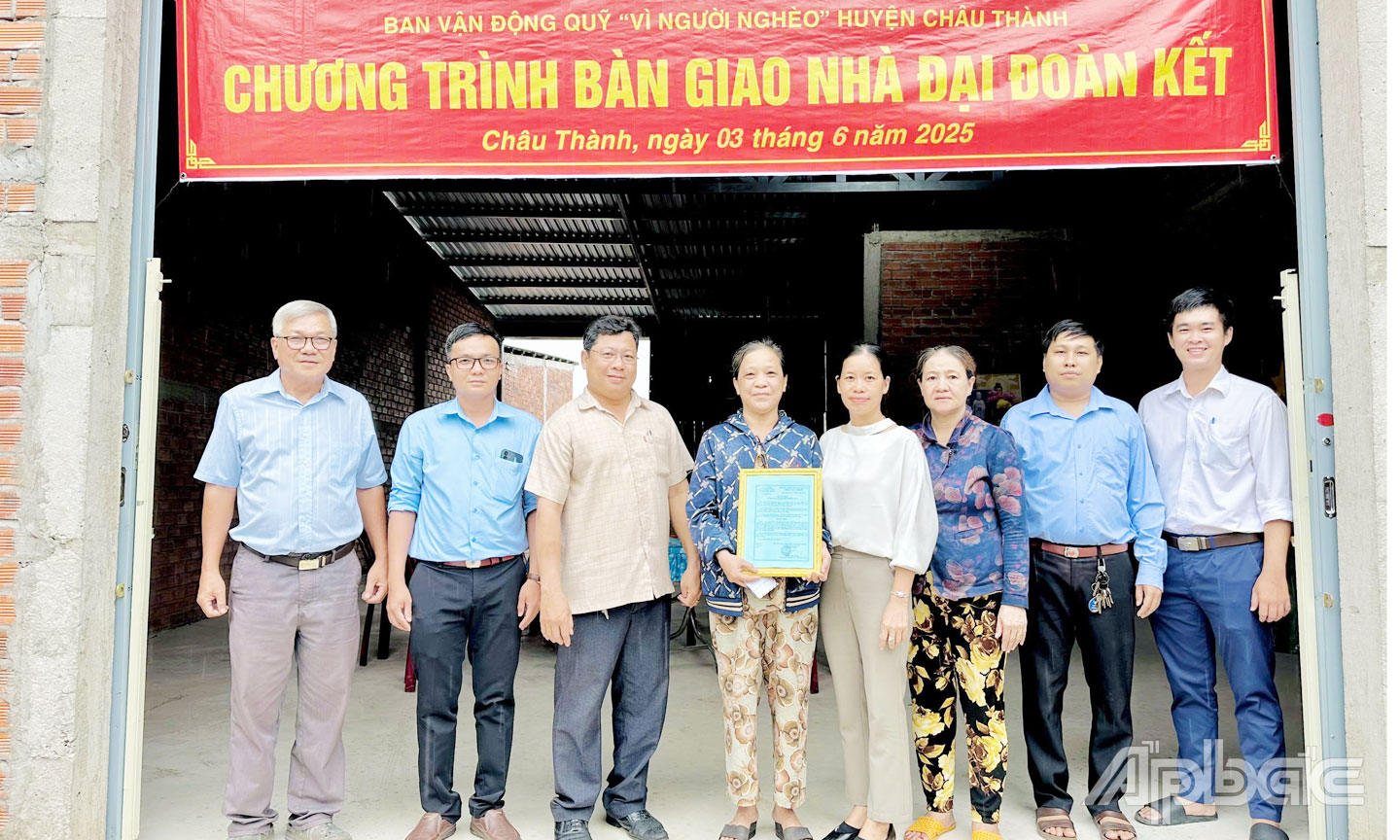 Ông Phạm Ngọc Lâm, Phó Chủ tịch MTTQ huyện chụp ảnh lưu niêm cùng các đại biểu và gia đình bà Lựu.