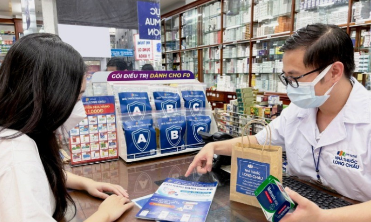 Tư vấn, hướng dẫn người dân mua thuốc tại Hệ thống nhà thuốc Long Châu.