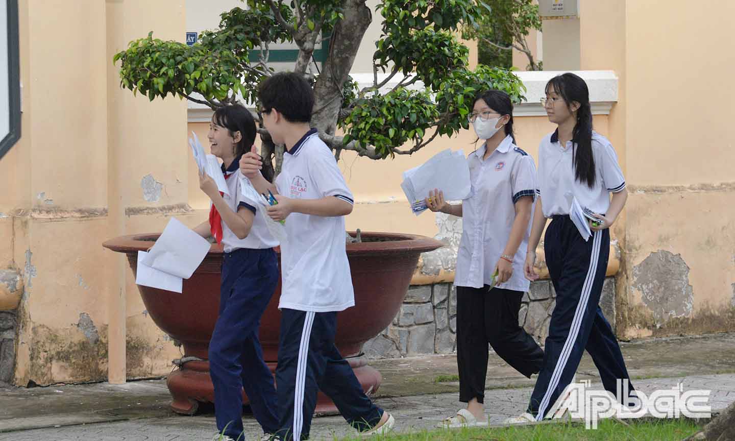 Các thí sinh phấn khởi khi làm được bài.
