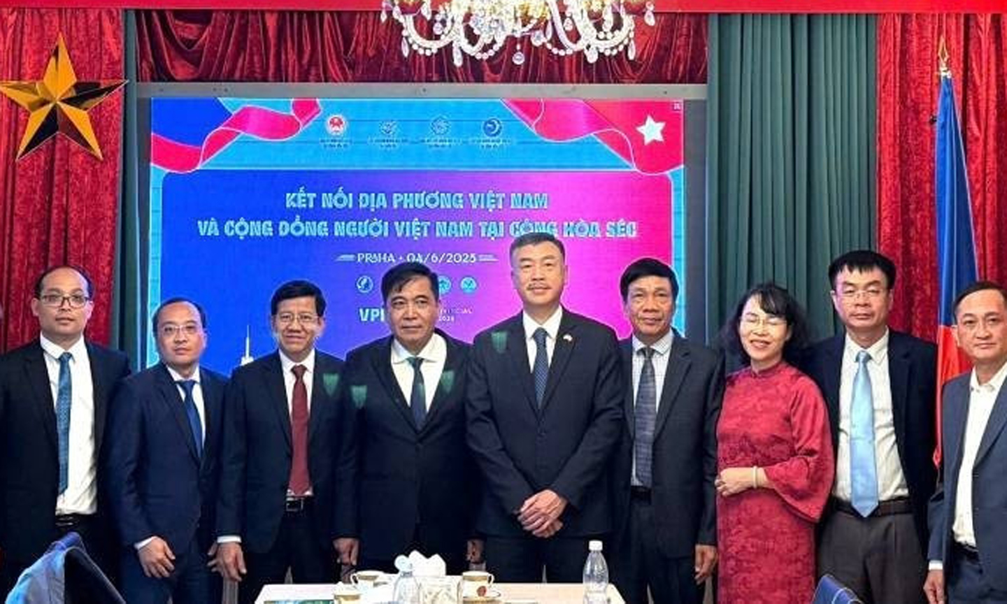 The Quang Binh delegation takes a commemorative photo with the Vietnamese Ambassador to the Czech Republic. (Photo: THAI AN).