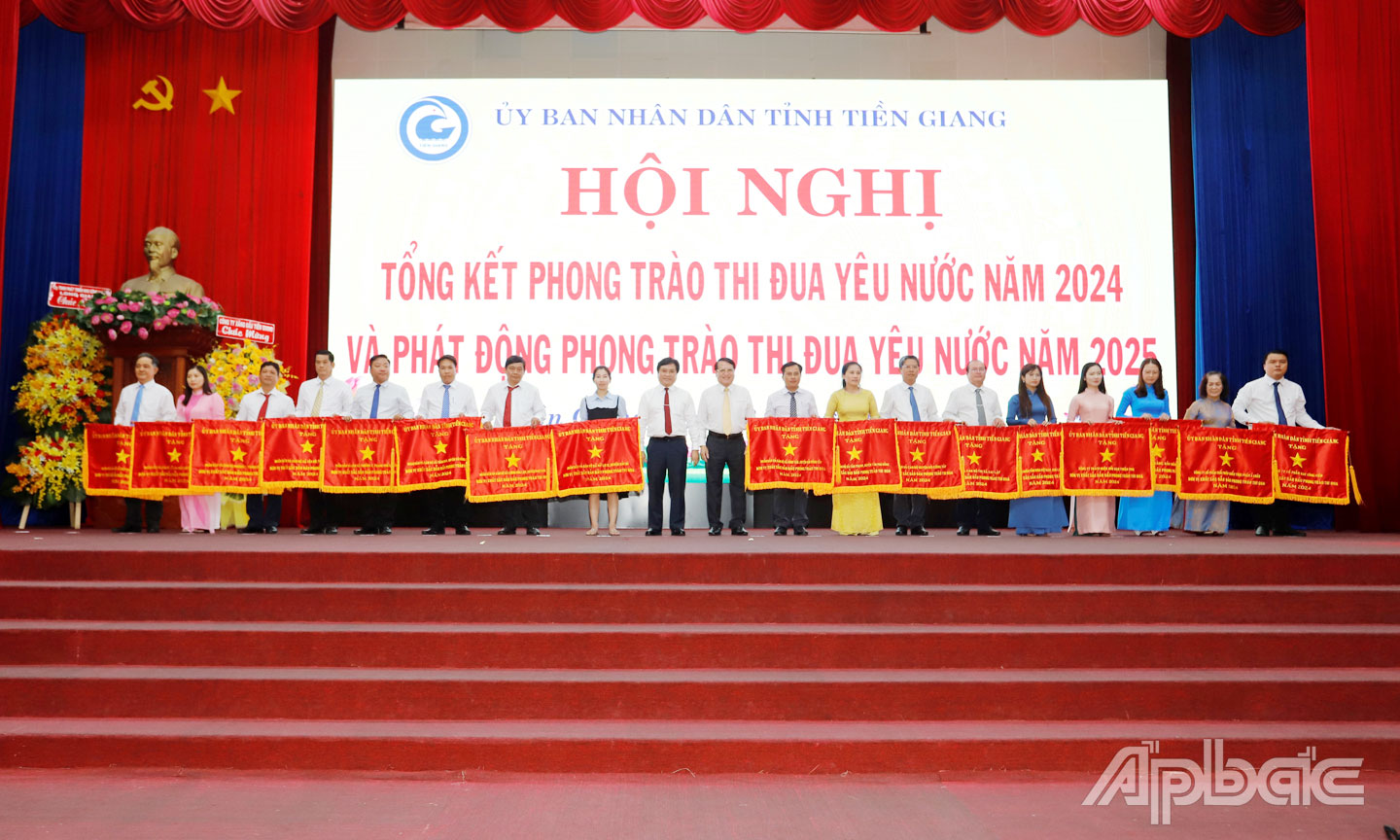 Đại diện lãnh đạo xã Bình Tân (thứ 9 từ phải sang) nhận Cờ thi đua xuất sắc của UBND tỉnh Tiền Giang tại Hội nghị tổng kết phong trào thi đua yêu nước năm 2024.