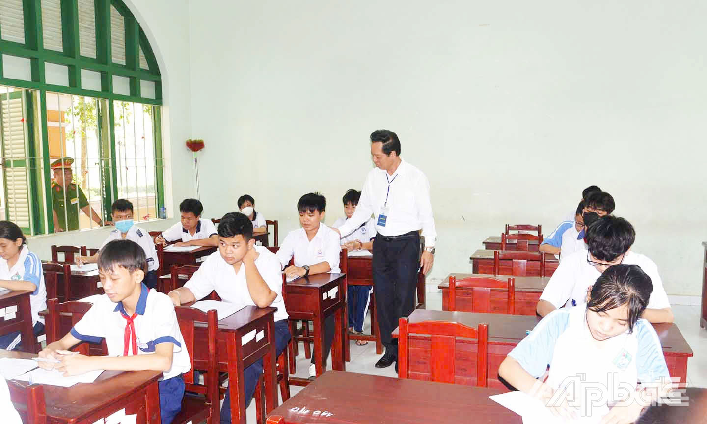 Phó Chủ tịch UBND tỉnh Nguyễn  Thành Diệu  động viên TS  dự thi Kỳ thi tuyển sinh  lớp 10  (ảnh chụp tại  Hội đồng thi Trường THPT Nguyễn  Đình Chiểu,  TP. Mỹ Tho). 