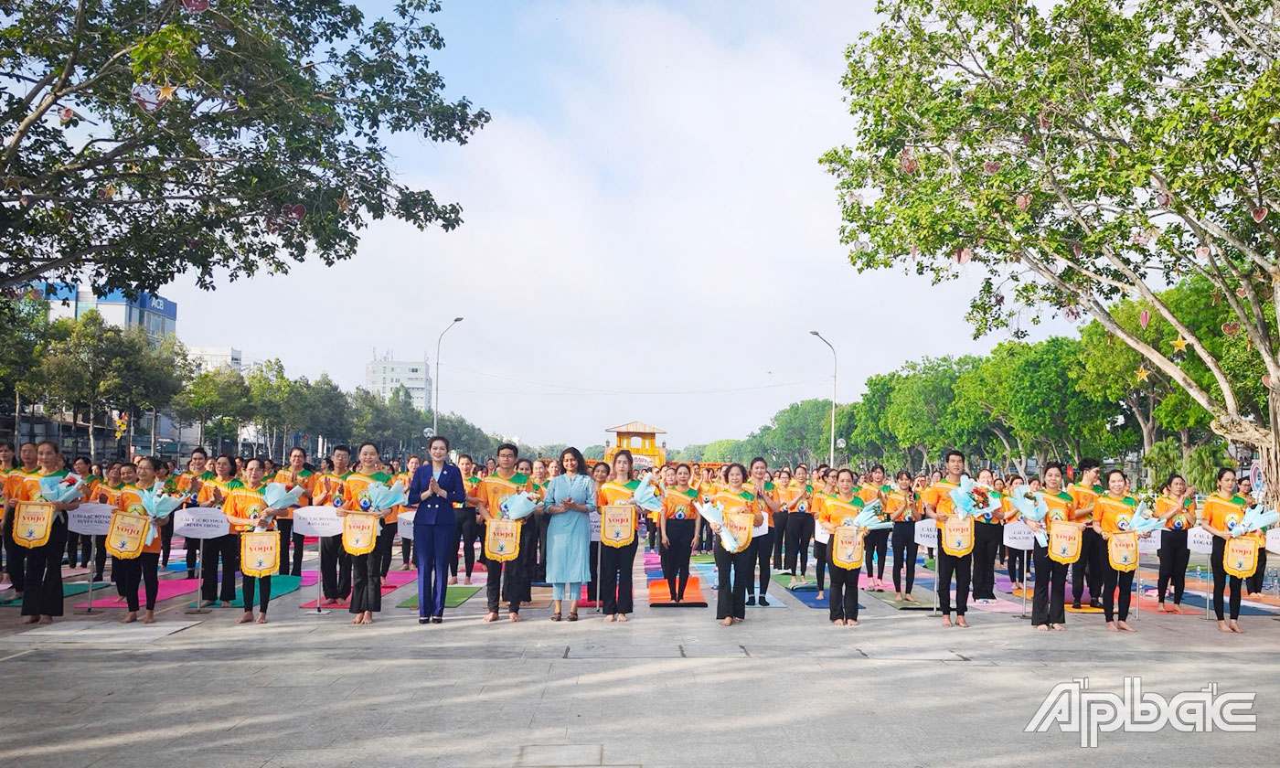 Ban Tổ chức tặng hoa và quà cho các đơn vị tham dự hoạt động. 