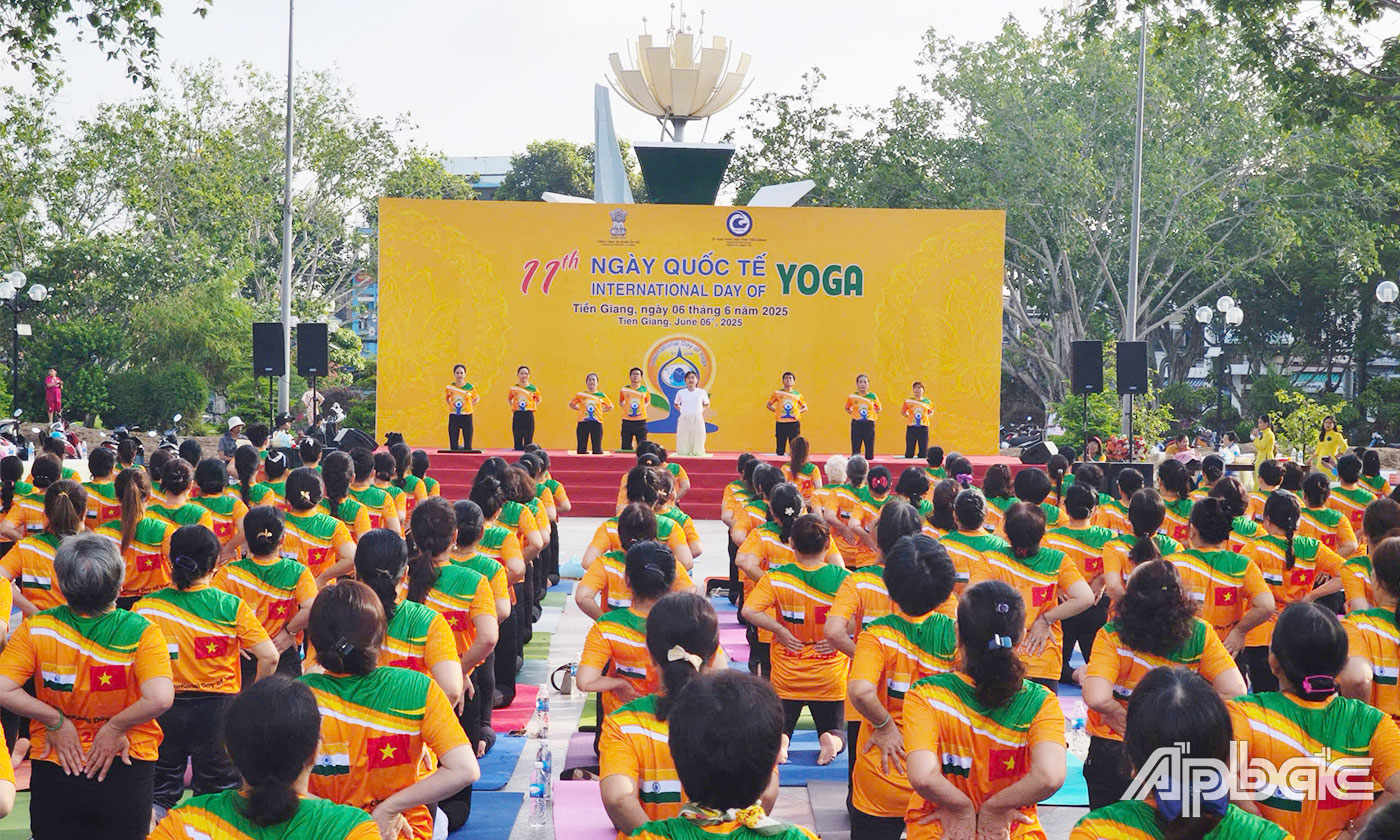 Các vận động viên thực hiện các bài tập Yoga theo hướng dẫn.