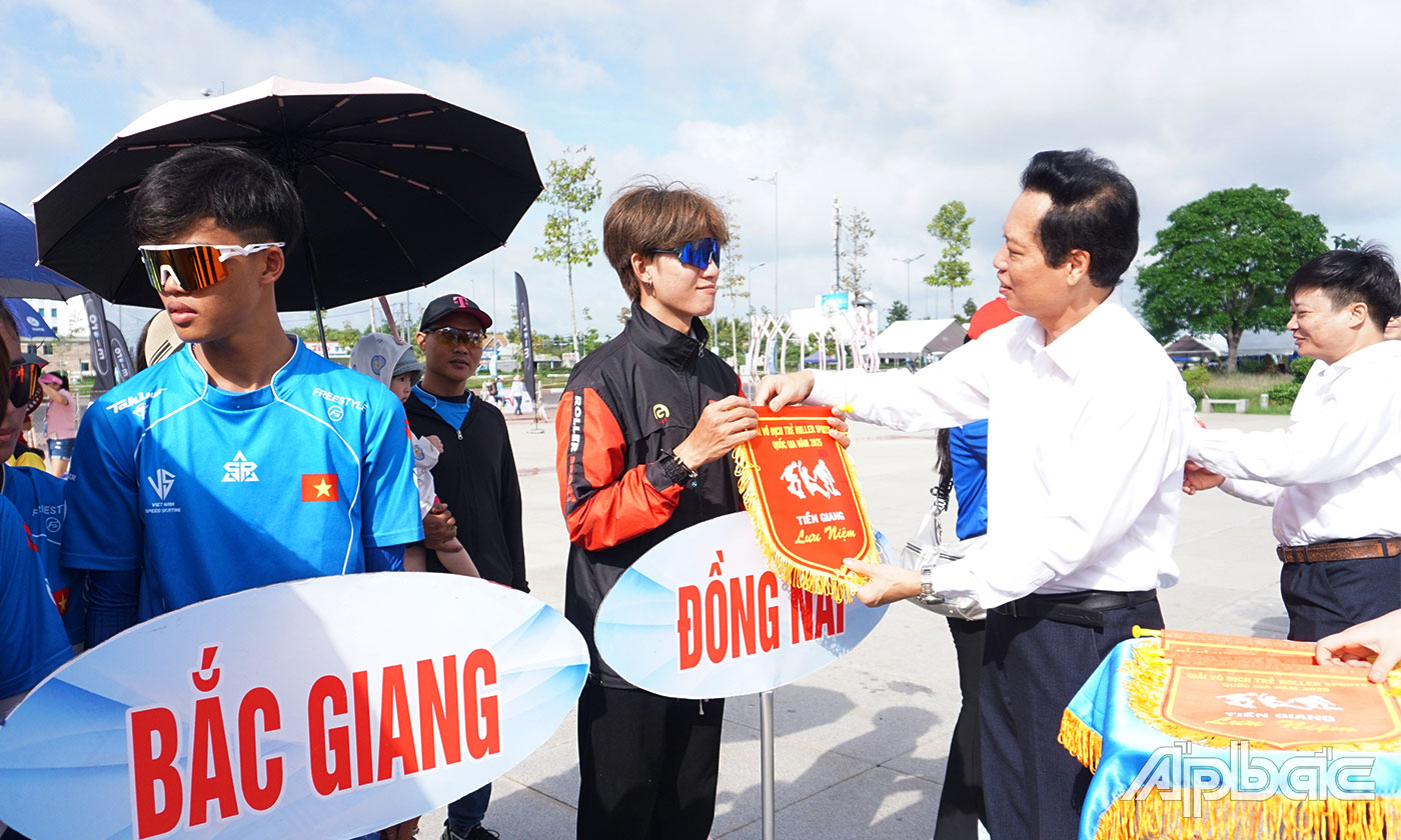 Tỉnh uỷ viên, Phó Chủ tịch UBND tỉnh Tiền Giang Nguyễn Thành Diệu trao Cờ lưu niệm cho các đơn vị tham gia thi đấu 