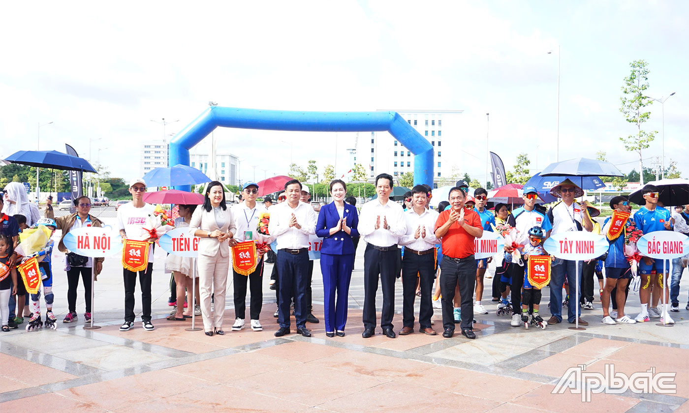  Ban Tổ chức trao Cờ lưu niệm cho các đội tham gia 