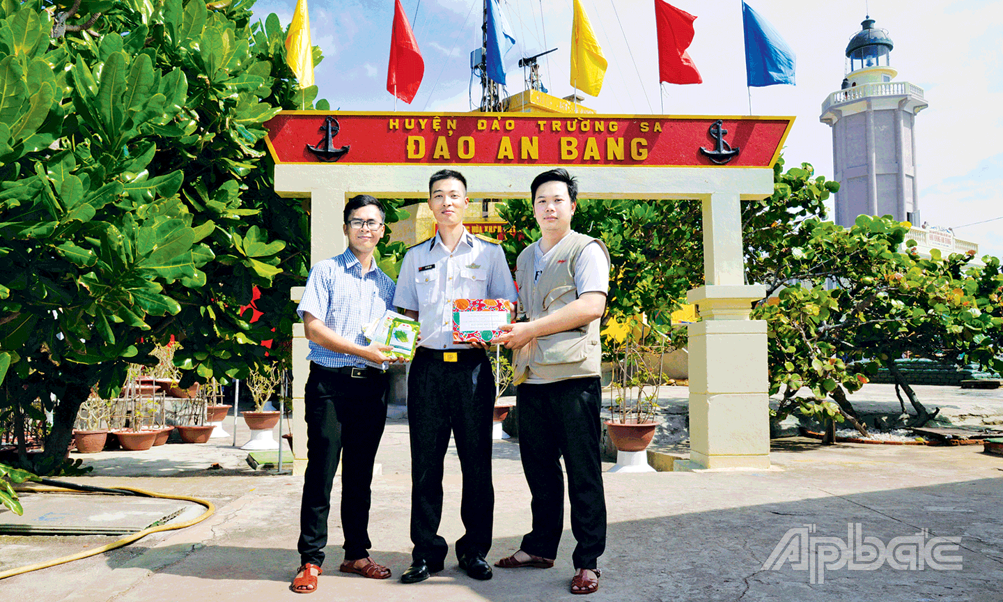 Hai phóng viên Báo Ấp Bắc trao hạt giống rau xanh của Đoàn Thanh niên TP. Mỹ Tho tặng các chiến sĩ đang công tác tại Quần đảo Trường Sa.                                                                     Ảnh: THẮNG THẢO