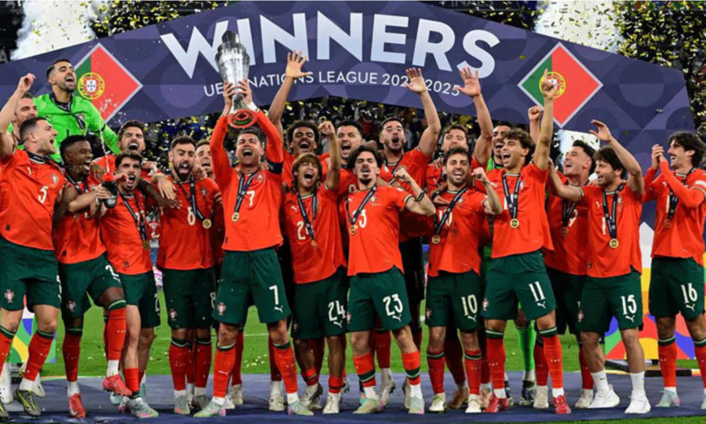 Ronaldo cùng các đồng đội nâng cao chiếc cúp vô địch. (Ảnh: UEFA)