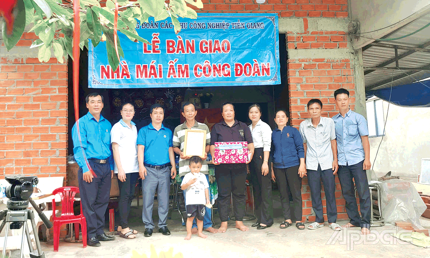 Bàn giao “Mái ấm Công đoàn” cho gia đình chị Hồ Thị Thanh Thủy, công nhân Công ty TNHH YMUV (Khu công nghiệp Tân Hương).