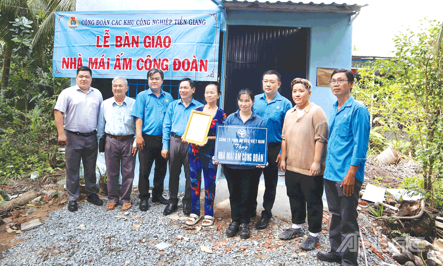 Bàn giao “Mái ấm Công đoàn” cho gia đình chị Kim Quyên, công nhân Công ty TNHH Dụ Đức Việt Nam (Khu công nghiệp Tân Hương).