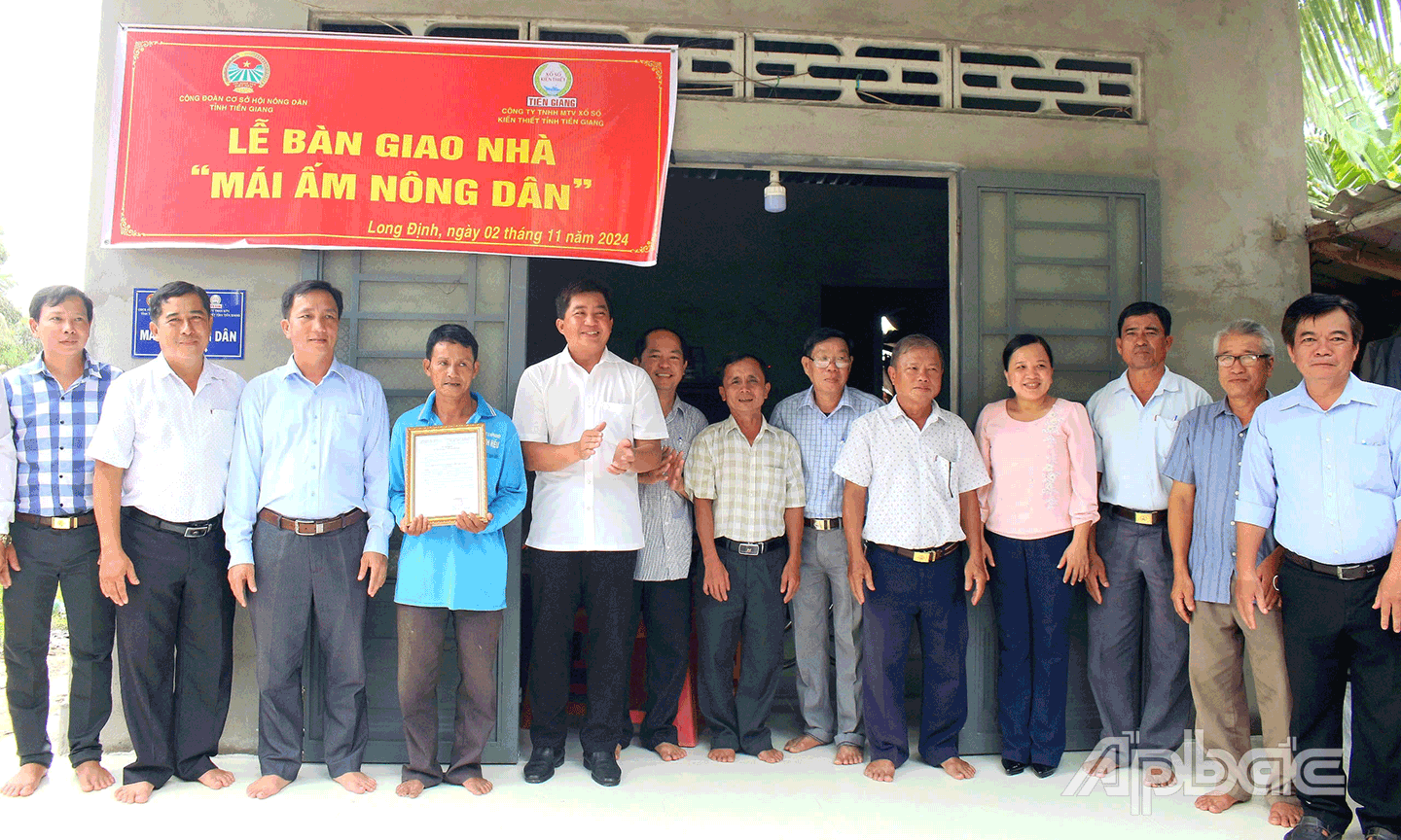 Hội Nông dân tỉnh tổ chức bàn giao “Mái ấm nông dân” cho nông dân có hoàn cảnh khó khăn.  	                                                                                                                                                                          Ảnh: Lê Minh 
