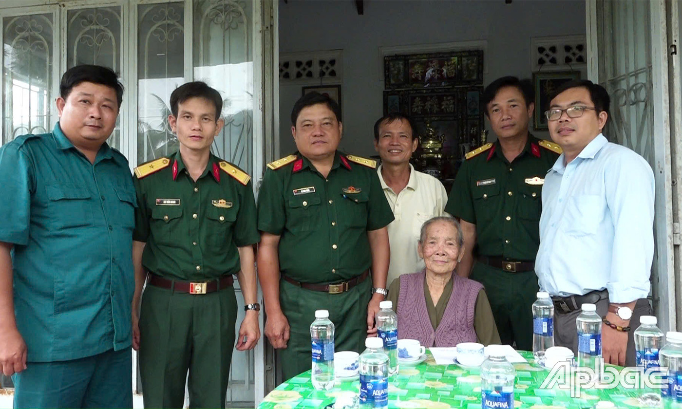 Mẹ Nguyễn Thị Bích, sinh năm 135, ngụ tại xã Thạnh Nhựt