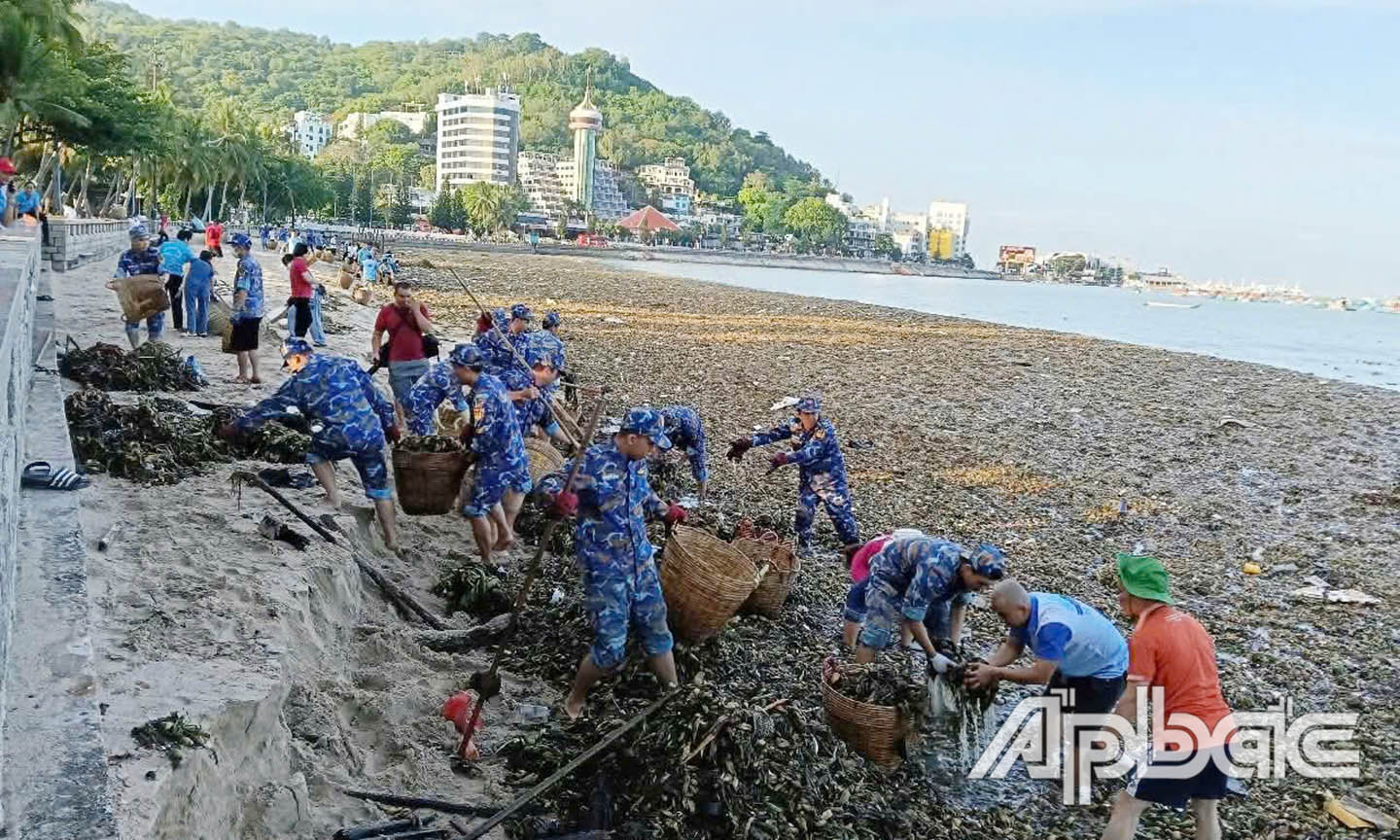Cán bộ, chiến sĩ Trung đoàn 251 chung tay bảo vệ môi trường bãi biển Vũng Tàu