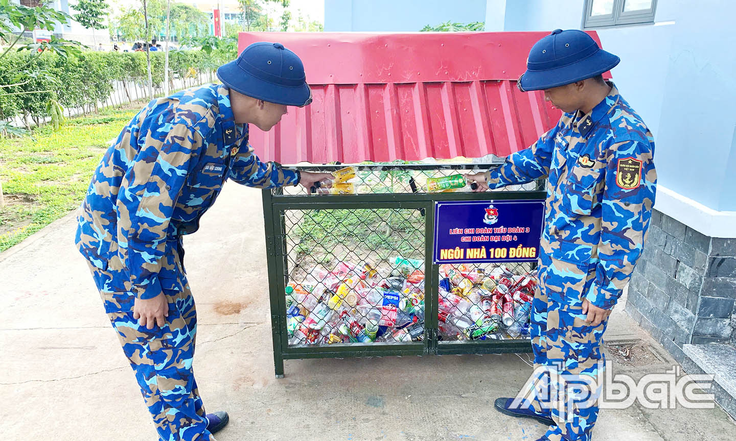 3. Mô hình “Ngôi nhà 100 đồng” được các đoàn viên tích cực thực hiện ở Trung tâm Huấn luyện