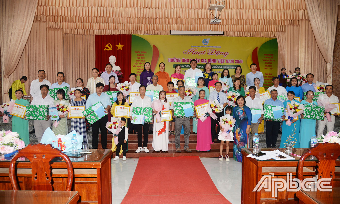 Tuyên dương 15 gia đình tiêu biểu trong thực hiện cuộc vận động “Xây dựng gia đình 5 không, 3 sạch”.
