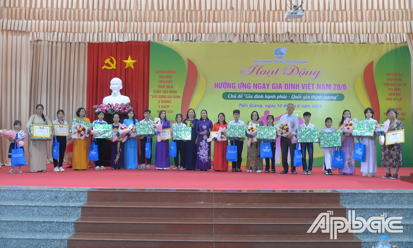 Tuyên dương 10 cặp mẹ - con tiêu biểu trong chương trình mẹ đỡ đầu, trao học bổng trẻ mồ côi vượt khó học tốt