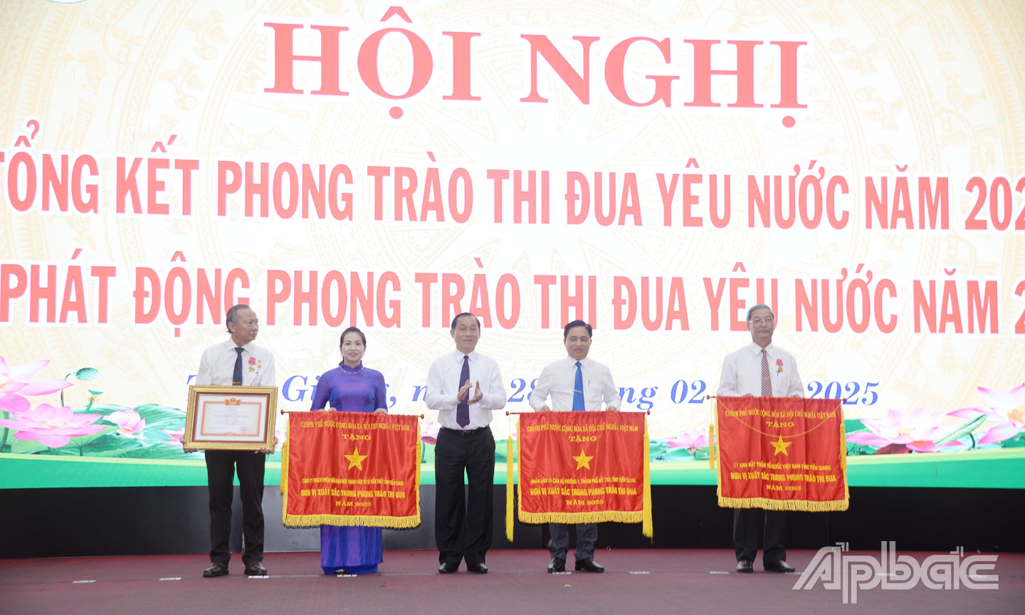Thừa ủy quyền của Thủ tướng Chính phủ, Chủ tịch UBND tỉnh Nguyễn Văn Vĩnh trao Cờ thi đua của Chính phủ cho 3 tập thể và danh hiệu Chiến sĩ thi đua toàn quốc cho 1 cá nhân tại Hội nghị tổng kết phong trào thi đua yêu nước năm 2024 và phát động phong trào thi đua năm 2025.                                                                                                                       Ảnh: THU HOÀI