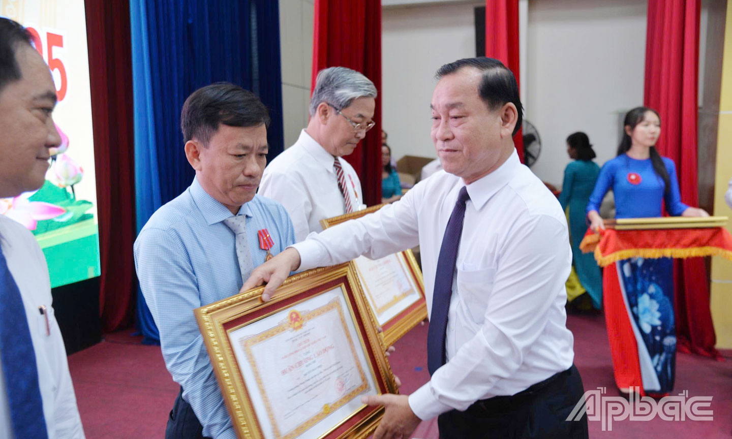 Thừa ủy quyền của Chủ tịch nước, Chủ tịch UBND tỉnh Nguyễn Văn Vĩnh trao Huân chương Lao động hạng Nhì cho các cá nhân tại Hội nghị tổng kết phong trào thi đua yêu nước năm 2024 và phát động phong trào thi đua năm 2025.  Ảnh: THU HOÀI
