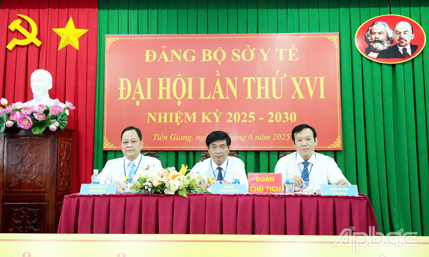 Đoàn chủ tịch Đại hội.