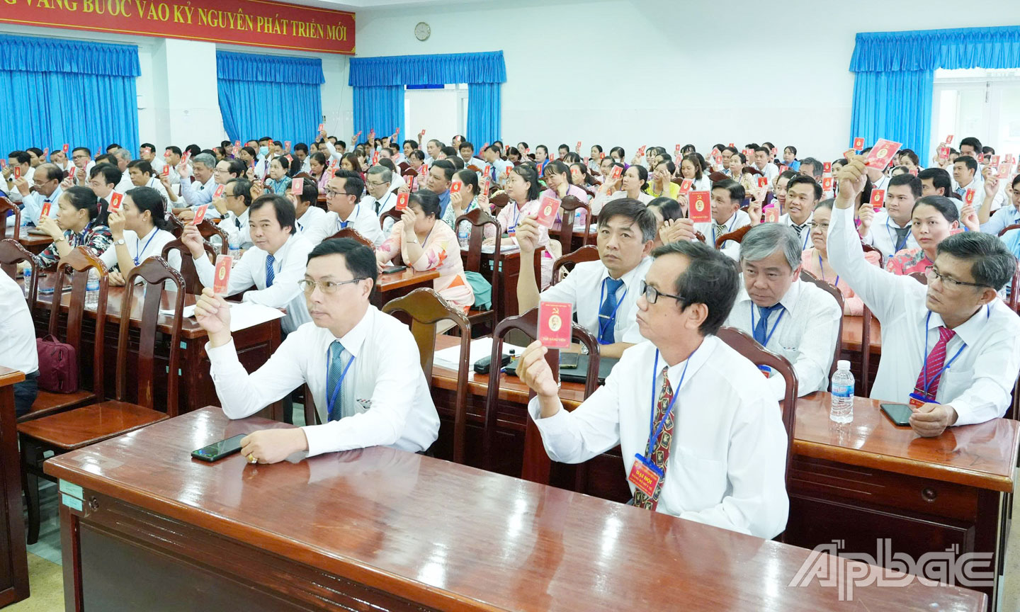 Các đảng viên tham dự Đại hội Đảng bộ Sở Y tế nhiệm kỳ 2025-2030 biểu quyết các chỉ tiêu chủ yếu.