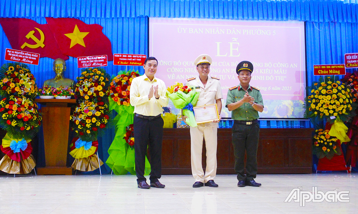 Thừa ủy quyền của Công an tỉnh Tiền Giang, Thượng tá Cao Văn Út, Phó Trưởng phòng tham mưu Công an tỉnh đã công bố và trao quyết định của Bộ Công an công nhận Công an phường 5 đạt kiểu mẫu về an ninh trật tự và văn minh đô thị năm 2024.