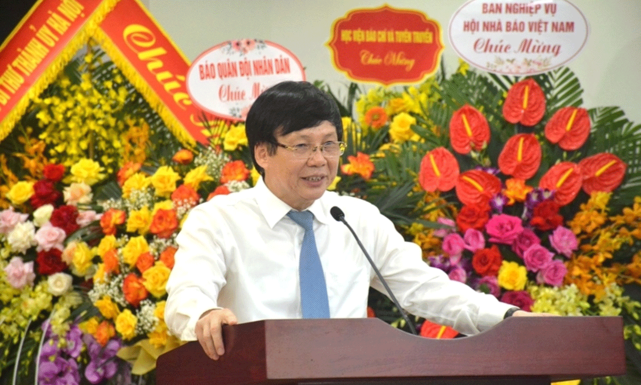 Nhà báo, nhà văn Hồ Quang Lợi phát biểu tại Lễ ra mắt cuốn sách “Người trên đường đời”.