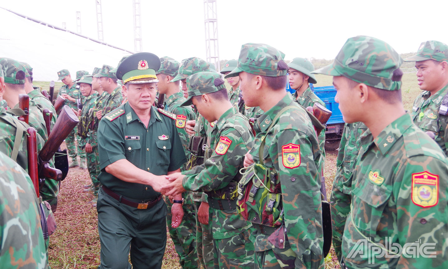 Đại tá Bùi Văn Vũ đến thăm hỏi, động viên cán bộ, chiến sĩ tham gia huấn luyện trong diễn tập. Ảnh: ĐOÀN PHÁT